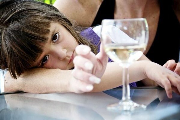 Чем опасно спиртное для детей